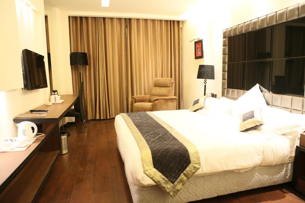 Krome - A - Boutique Hotel メーラト エクステリア 写真