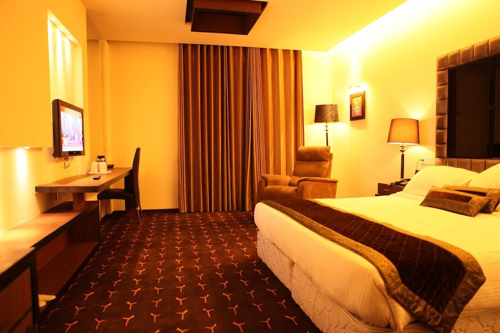 Krome - A - Boutique Hotel メーラト エクステリア 写真