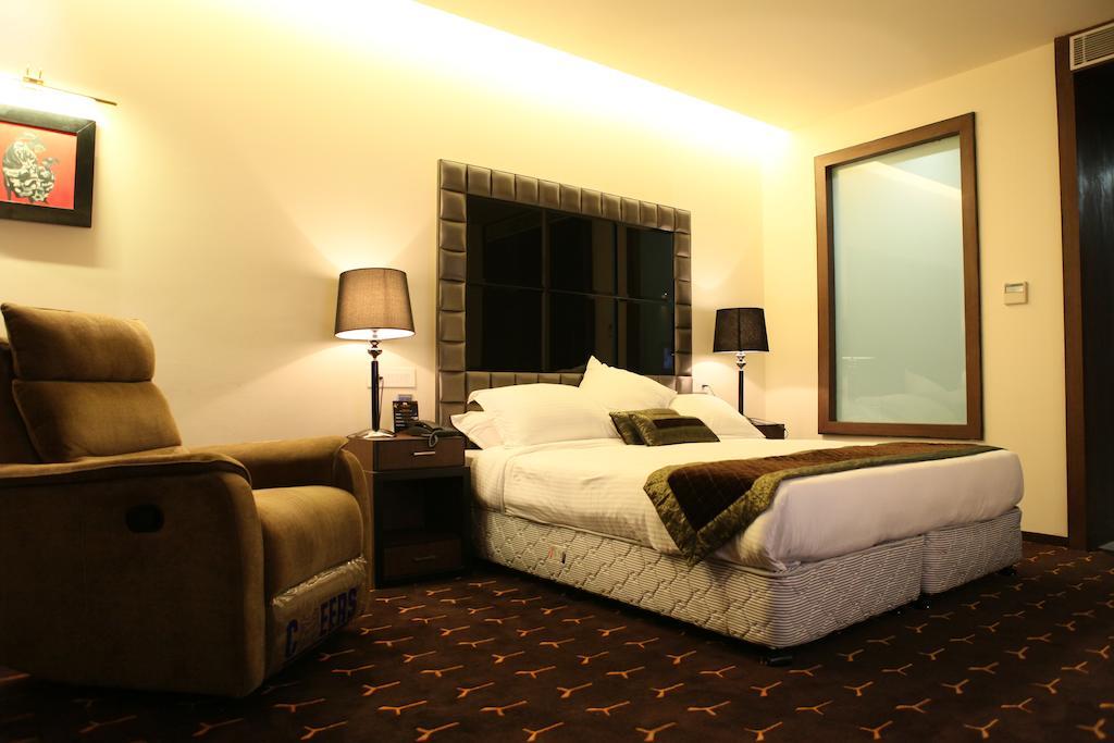 Krome - A - Boutique Hotel メーラト エクステリア 写真